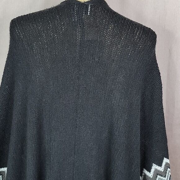 CAREN SPORT‎ Fringed  Chevron Cape OS Plus - Picture 7 of 9